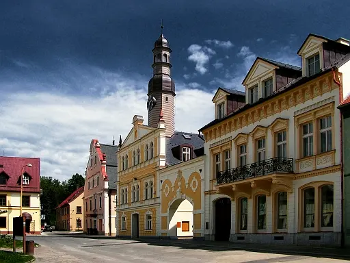 Chrastava – plac 1. maja: dom nr 251, ratusz nr 1 z roku 1646, muzeum miejskie nr 40. (fot. Pavel Štekl)