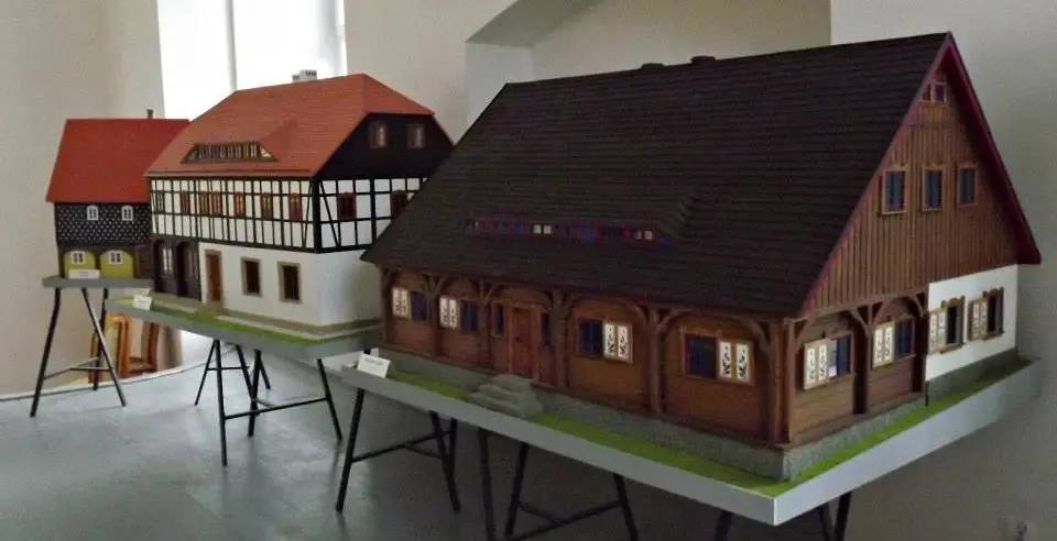 Sudecka Kraina Miniatur to na razie 4 domy - by zobaczyć czwarty trzeba przyjechać do Kromnowa :-) (fot. V. Pietrzak)