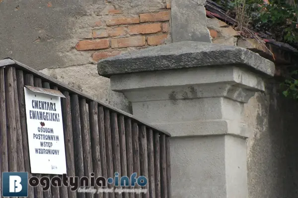 Wejście na Cmentarz Ewangelicki przy ulicy Białogórskiej w Bogatyni, fot. bogatynia.info.pl