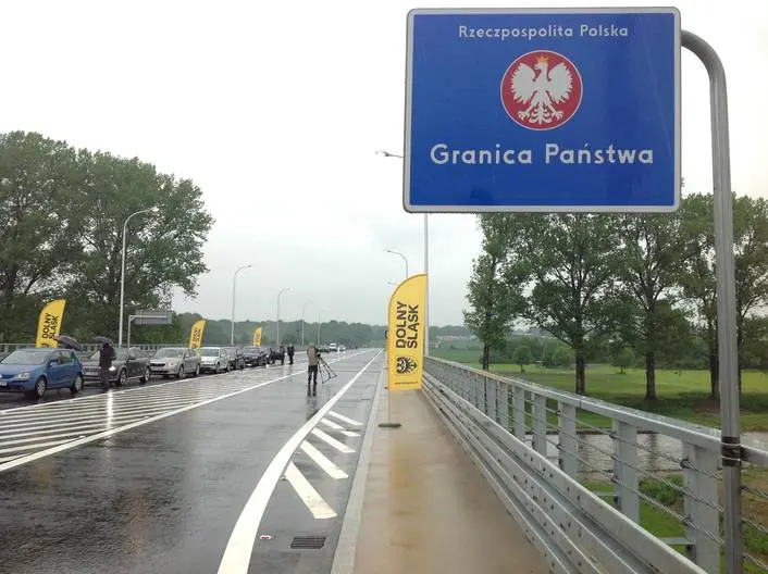 Na moście znajdują się trzy pasy ruchu drogowego: dwa do Polski i jeden do Niemiec, fot. UMWD