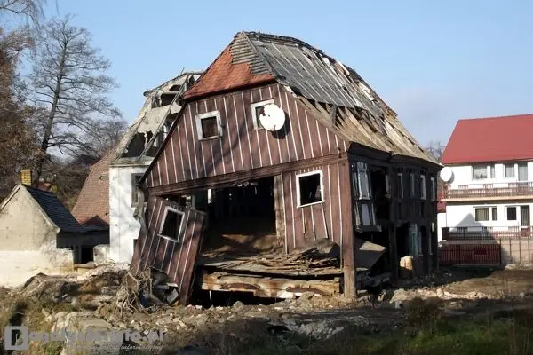 Ten dom po powodzi został kupiony i ma zostać odremontowany, fot. bogatynia.info.pl