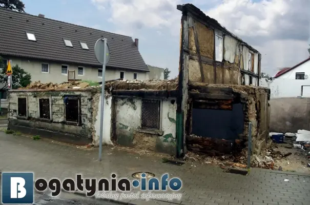 Tuż za tym zniszczonym budynkiem powstaje nowiutki dom przysłupowy, fot. bogatynia.info.pl