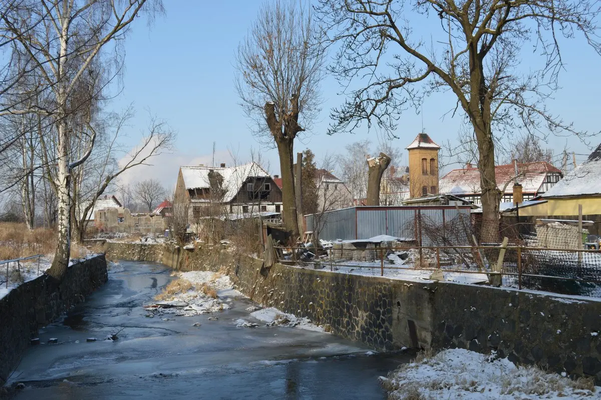 Zabudowania ulicy Turowskiej - widok w dół rzeki (fot. A. Lipin)