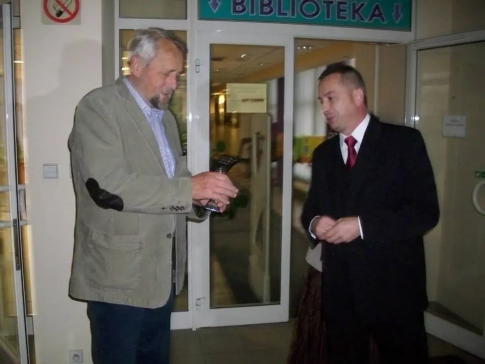 Piotr Palm i dyrektor biblioteki Adam Balcer, fot. Biblioteka Publiczna MiG Bogatynia