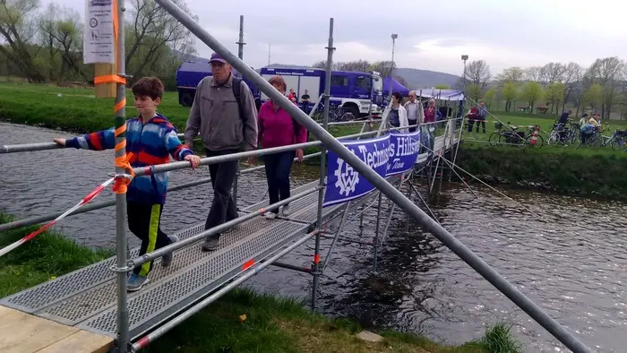 Na razie jedyny most to pontonowy - rozkładany podczas Festynów Trzech Państw, fot. bogatynia.info.pl - 2015 rok