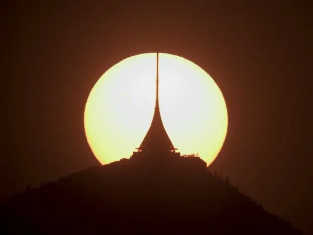 Słońce za Jesztedem (fot. Martin Gembec, Liberecki Klub Astronomów)