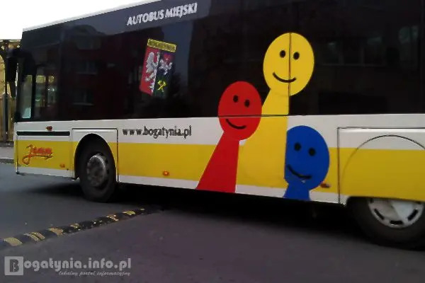 Autobus miejski na ulicy Chopina, fot. archiwum bogatynia.info.pl