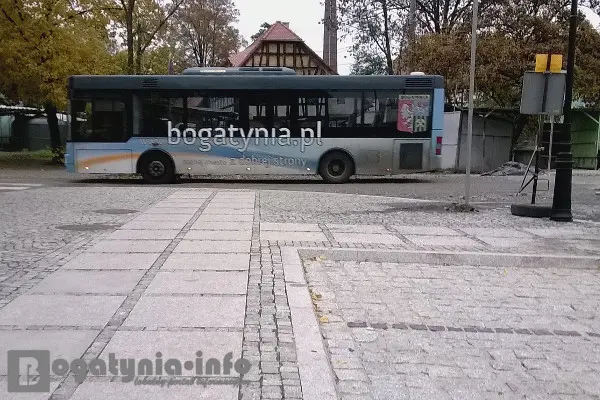 Autobus miejski na ulicy Dworcowej, fot. archiwum bogatynia.info.pl