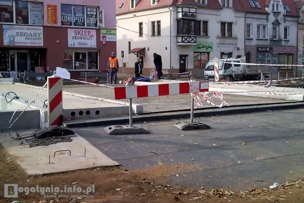 Most po upadku został zabezpieczony - owinięto go taśmą, fot. bogatynia.info.pl