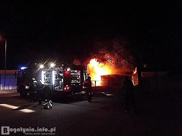 Trzy jednostki strażackie gasiły dzisiejszy pożar, fot. bogatynia.info.pl