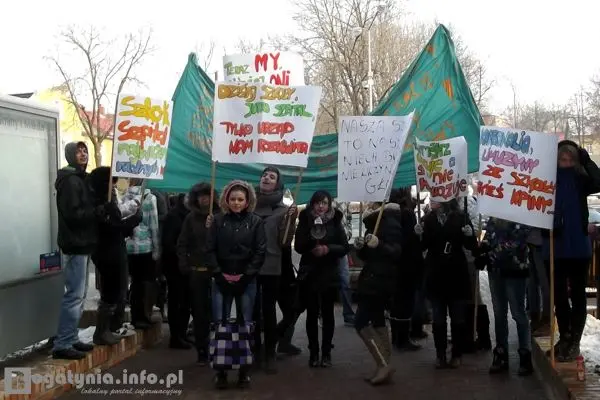 Manifestacja uczniów pod budynkiem urzędu - luty 2012 r., fot. bogatynia.info.pl