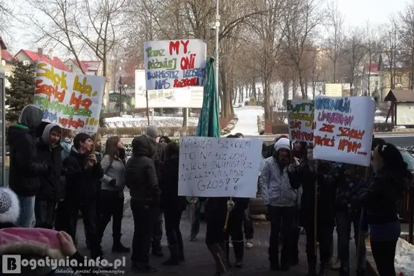 Uczniowie protestują pod urzędem, fot. bogatynia.info.pl