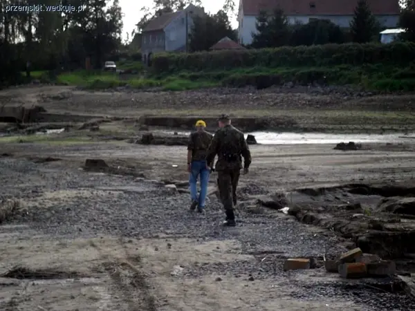 Patrol na zbiorniku Witka (zniszczony podczas powodzi)- wrzesień 2010, fot. SSR/P. Słotwiński