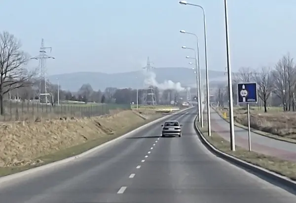 Już z daleka widać dym palonych traw, fot. bogatynia.info.pl