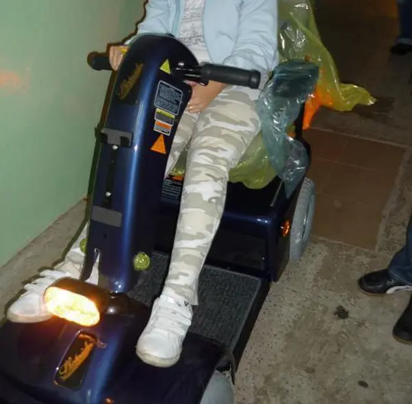Sprawca zabrał akumulatorowy wózek z klatki schodowej przy ulicy Pocztowej w Bogatyni, fot. KPP w Zgorzelcu
