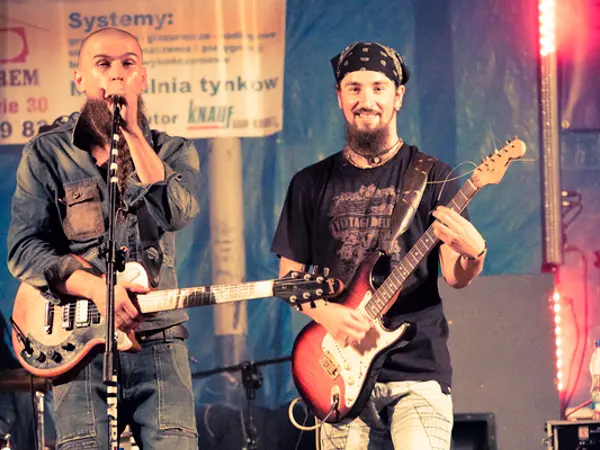 Dawid Portasz (z lewej) - frontmen zespołu  Jafia Namuel i Rastasize podczas 11. Festiwalu Działań Muzycznych w  Bogatyni, fot. R. Naruszewicz