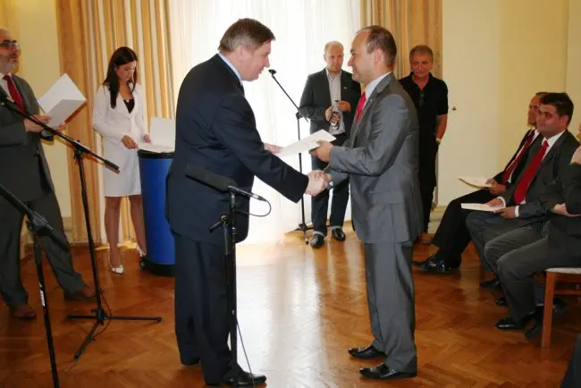 W tle zastępca burmistrza Dominik Matelski, fot. MSWiA (mswia.gov.pl)