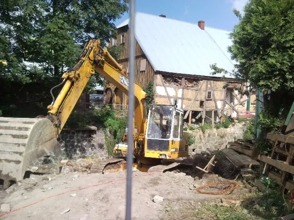 Koparka i zniszczony dom przysłupowy - to bardzo częste widoki przypominające o powodzi rok po katastrofie, fot. bogatynia.info.pl
