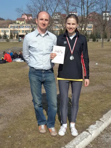 Asia Mikołajczak wraz z trenerem, fot. MKS „Szerszeń”