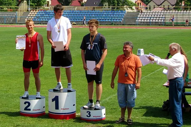 Bartosz Kempski na drugim stopniu podium, fot. MKS Szerszeń Bogatynia