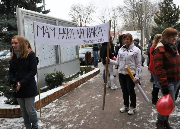 Bogatyńscy licealiści z transparentami pod magistratem, fot. UMiG Bogatynia