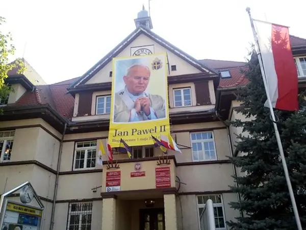 Trzy lata temu na budynku Urzędu Miasta i Gminy w Bogatyni powieszono portret Jana Pawła II, fot. UMiG Bogatynia