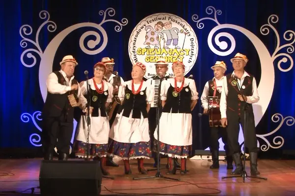IX Międzynarodowy Festiwal Piosenkarzy Dojrzałych 'Śpiewający Seniorzy', fot. UMiG Bogatynia/youtube.pl width=