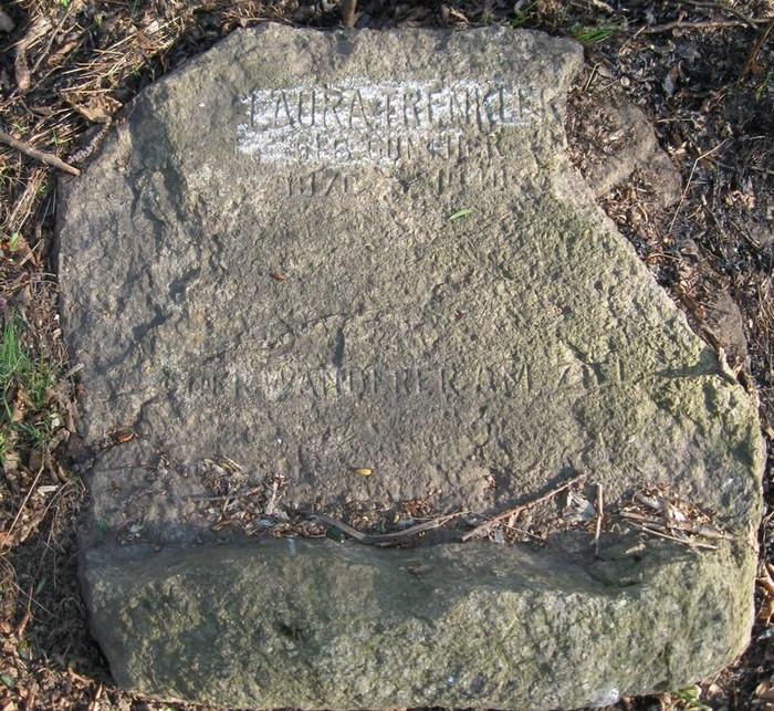 Ocalała tablica nagrobna z cmentarza na "Obserwatorze" (2005 r., fot. A. Lipin)